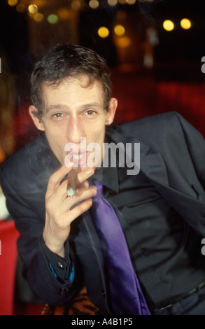 Acteur Martin Hancock fumer un gros cigare dans la réforme restaurant à Manchester Banque D'Images