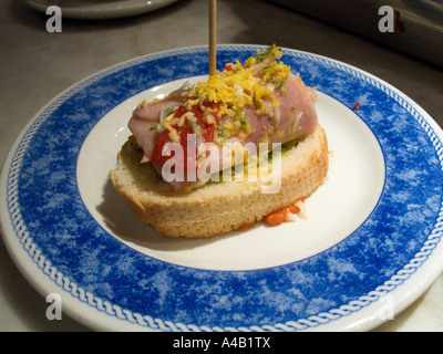 Pintxo (tapas) sur le comptoir de bar, Plaza Nueva, Casco Viejo, Bilbao, Pais Vasco (Pays Basque), l'Espagne, l'Europe. Banque D'Images