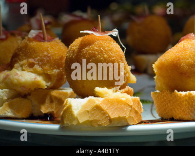 Pintxo (tapas) sur le comptoir de bar, Plaza Nueva, Casco Viejo, Bilbao, Pais Vasco (Pays Basque), l'Espagne, l'Europe. Banque D'Images