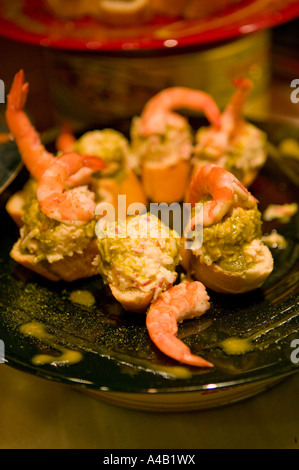 Assiette de pintxos (tapas) de crevettes sur le comptoir de bar, Plaza Nueva, Casco Viejo, Bilbao, Pais Vasco (Pays Basque), l'Espagne. Banque D'Images