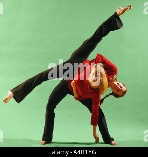 Maintenez l'appui de la danse faire maintenir maintenir foundation aide de base de renfort de l'encouragement de la coopération de l'aide d'équipe Banque D'Images