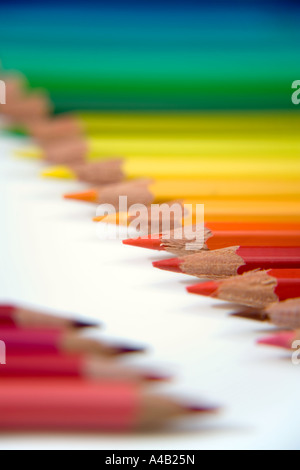Crayons de couleur disposés en deux rangées, points vers l'autre sur un arrière-plan blanc Banque D'Images