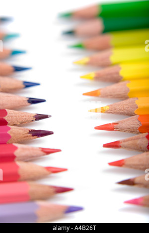 Crayons de couleur disposés en rangées sur un fond blanc Banque D'Images