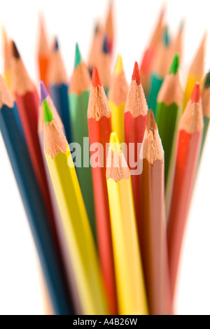 Groupe des crayons de couleur dans un pot sur un fond blanc Banque D'Images