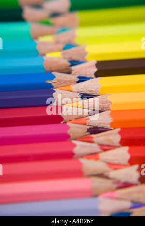 Crayons de couleur disposés en rangées opposées Banque D'Images