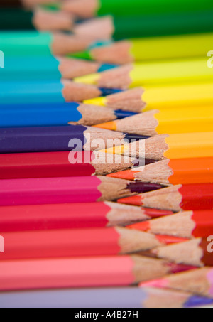 Crayons de couleur disposés en rangées opposées Banque D'Images