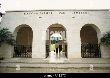 Le cimetière de guerre de Kanchanaburi visites Couple, Kanchanburi, Thaïlande Banque D'Images