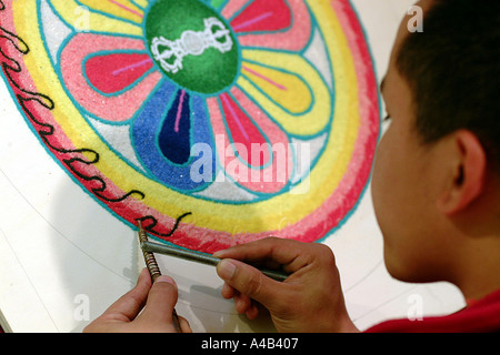 Moine tibétain travaillant sur un mandala de sable Banque D'Images