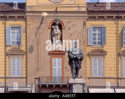 Parme, Emilie-Romagne, Italie. Piazza Garibaldi. Palazzo del Governatore (17thC) cadran solaire géant (1829) Statue : Garibaldi Banque D'Images