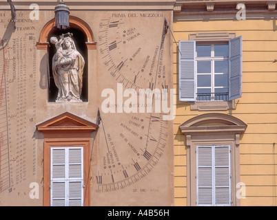 Parme, Emilie-Romagne, Italie. Piazza Garibaldi. Palazzo del Governatore (17thC) cadran solaire géant (1829) Banque D'Images