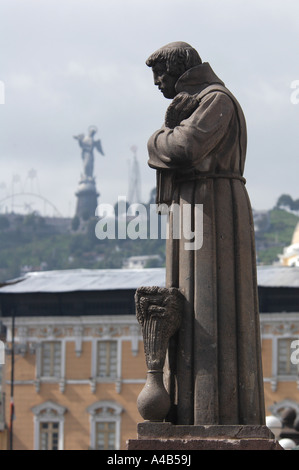 Statue de Saint Francisco devant le monastère de San Francisco sur la Plaza San Francisco de Quito, Équateur Banque D'Images