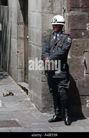 Policier équatorienne la garde du palais présidentiel à la place de l'indépendance (Plaza de la Independencia) à Quito, Equateur Banque D'Images