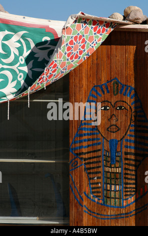 Dessin du masque funéraire en or du pharaon Toutankhamon sur la plage de Nuweiba sea resort sur la péninsule du Sinaï, en Égypte. Banque D'Images