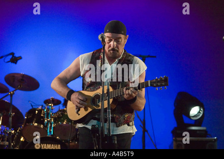 Ian Anderson de Jethro Tull jouer du banjo à un concert Banque D'Images