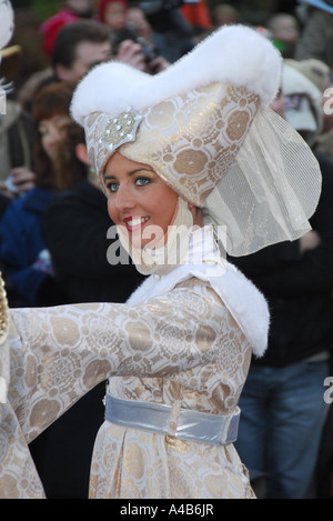 Une belle jeune femme portant un costume, au cours d'une parade à Disneyland Paris Banque D'Images