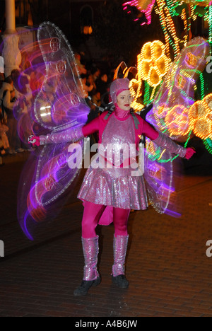 Un danseur vêtu comme un papillon pendant la parade de Noël à Disneyland à Paris Banque D'Images