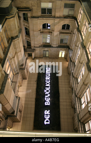 Der Bevoelkerung dans cour intérieure du Reichstag Berlin Allemagne Banque D'Images