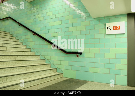 L'escalier menant à la plate-forme de la station de métro Banque D'Images