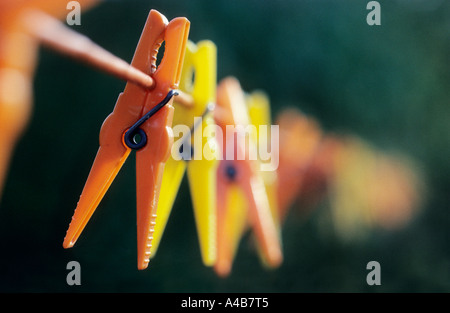 Des pinces en plastique sur l'étendoir Wales UK Banque D'Images