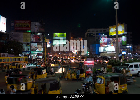 Image de la congestion du trafic de nuit près d'Hyderabad INDE Hyderabad Centre Banque D'Images