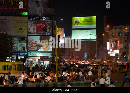 Image de la congestion du trafic de nuit près d'Hyderabad INDE Hyderabad Centre Banque D'Images