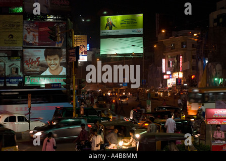 Image de la congestion du trafic de nuit près d'Hyderabad INDE Hyderabad Centre Banque D'Images