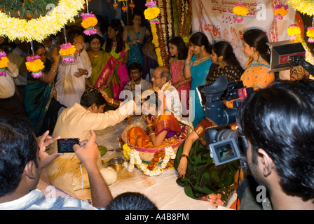 Image de mariage hindou traditionnel à Hyderabad en Inde avec l'époux et l'épouse de toucher leur front Banque D'Images