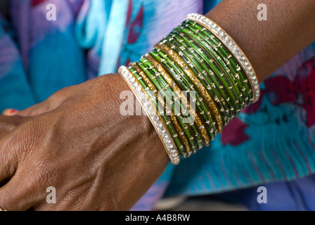 Image d'une femme hindoue dans un sari bleu vente de fruits dans le centre de Hyderabad Inde avec bracelets sur Banque D'Images