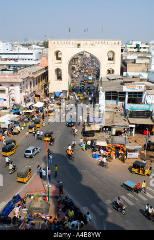 Image du trafic lourd passant autour de la Charminar à Hyderabad Inde Banque D'Images