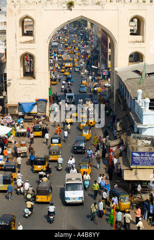 Image du trafic lourd passant autour de la Charminar à Hyderabad Inde Banque D'Images