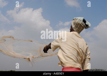 Image pêcheur tribal Dalit de casting son filet tout en portant un turban dans le sud de l'Inde Banque D'Images