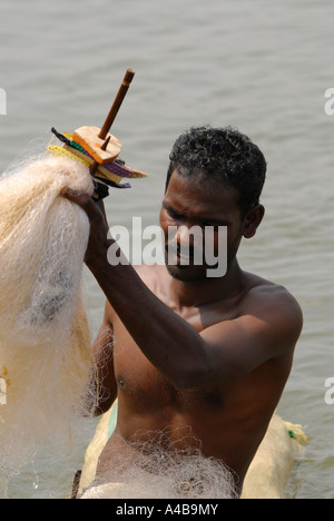 Image pêcheur village tribal Dalit de transporter dans son filet sur un lac près de Chennai Tamil Nadu Inde Banque D'Images