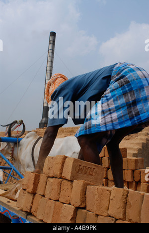 Image du village tribal Dalit personnes travaillant dans une briqueterie ou brique usine près de Chennai Tamil Nadu Inde Banque D'Images