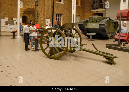 Canon de campagne et d'autres reliques sur l'affichage à l'Imperial War Museum de Londres Banque D'Images