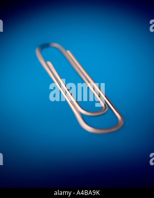 Un trombone sur un fond bleu tourné avec split focus Banque D'Images