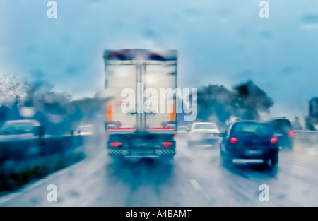 Route nationale pontina, en Italie, pendant un jour de pluie, avec des camions et voitures prises par derrière Banque D'Images