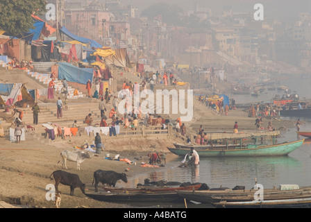 Image de bateaux et baigneurs le long des ghats et étapes du Gange à Varanasi Inde Banque D'Images