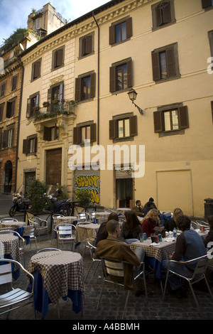 Groupe à une table de café en plein air Rome Italie Banque D'Images