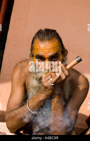 Image d'un saint homme indien fumeurs chillum de ganga opium ou chara d'invoquer Shiva Banque D'Images