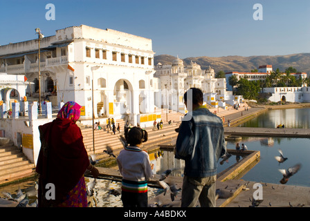 Image de famille hindoue à l'echelle à Pushkar Rajasthan ghats Inde Banque D'Images