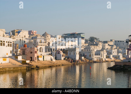 Image de l'echelle des Ghats à l'Hindu ville sainte de Pushkar Rajasthan Inde Banque D'Images