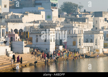 Image de l'echelle des Ghats à l'Hindu ville sainte de Pushkar Rajasthan Inde Banque D'Images