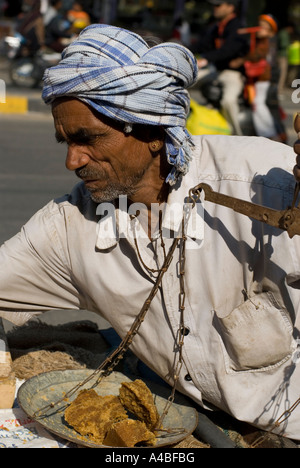 Image de vendeur de légumes hindou avec panier portant un turban de produire à son stand à Udaipur Rajasthan Inde Banque D'Images