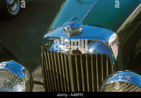 Aston Martin ensignia sur voiture classique radiateur Capot avec grille lampes etc Banque D'Images