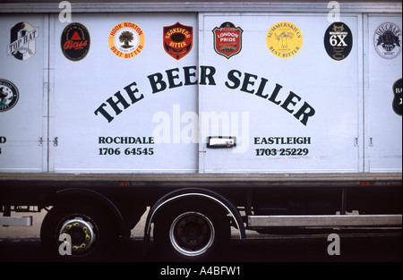 Le Vendeur de bière bière - Camion de livraison portant un éventail de logos de bière anglaise, Londres, Angleterre Banque D'Images