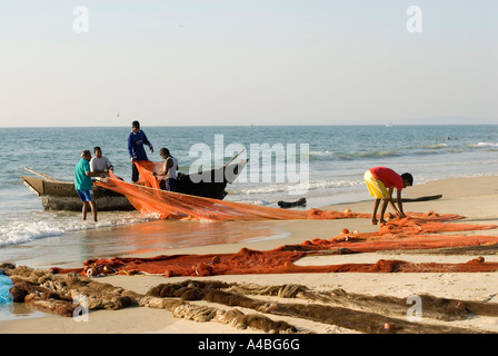 Image de filets de pêcheurs de Goan chargement sur leur bateau de pêche à filets pour attraper la sardine de réinitialisation Banque D'Images