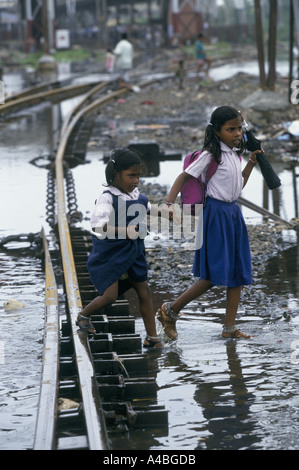 Histoire de la mousson, de l'inde', à Bombay. Certaines lignes de chemin de fer et les constructions illégales à côté les pistes deviennent inondés, 1999 Banque D'Images