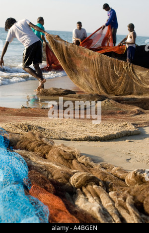 Image de filets de pêcheurs de Goan chargement sur leur bateau de pêche à filets pour attraper la sardine de réinitialisation Banque D'Images