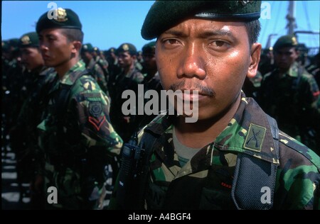 Le Timor oriental, Sept/Oct- 1999 : les troupes indonésiennes se rassembler dans le port et se préparent à quitter Dili. Banque D'Images