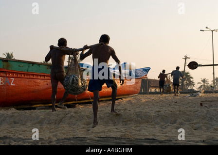 Les pêcheurs de Goa en transportant les sardines et le maquereau de leurs filets à Benaulim Beach Banque D'Images